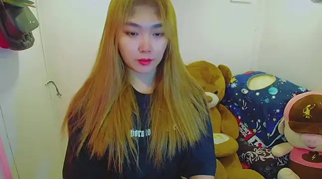 TR4NSCUTI3 online show from 1, 2, 2025