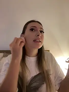 Snapshot of Eva_Ryen chatting on 9, 11, 2025 Eva Ryen online show from 9, 11, 2025