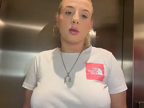 Snapshot of Strongqueen chatting on 8, 1, 2025 Strongqueen online show from 8, 1, 2025