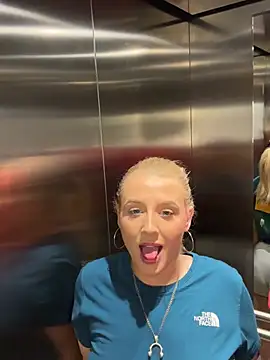 Snapshot of Strongqueen chatting on 8, 1, 2025 Strongqueen online show from 8, 1, 2025