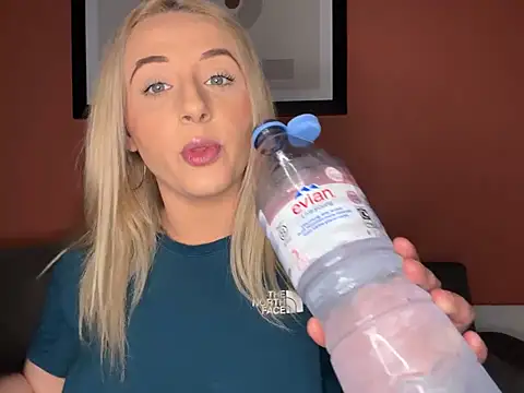 Snapshot of Strongqueen chatting on 8, 3, 2025 Strongqueen online show from 8, 3, 2025