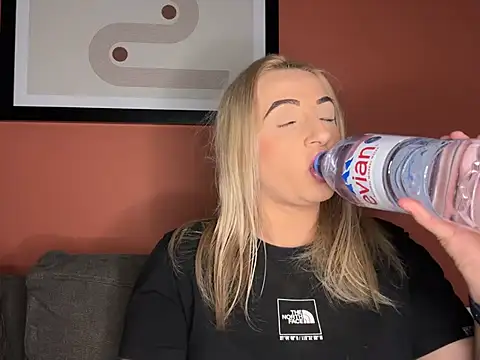 Snapshot of Strongqueen chatting on 8, 3, 2025 Strongqueen online show from 8, 3, 2025