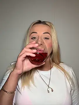 Snapshot of Strongqueen chatting on 12, 9, 2025 Strongqueen online show from 12, 9, 2025