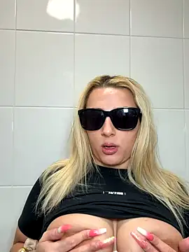 Snapshot of Strongqueen chatting on 20, 11, 2025 Strongqueen online show from 20, 11, 2025