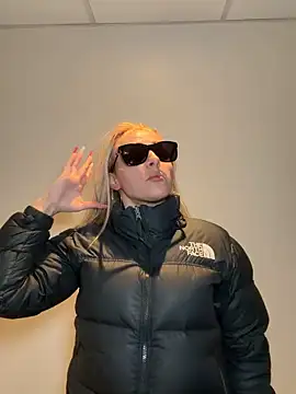 Snapshot of Strongqueen chatting on 18, 12, 2025 Strongqueen online show from 18, 12, 2025