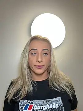 Snapshot of Strongqueen chatting on 19, 12, 2025 Strongqueen online show from 19, 12, 2025