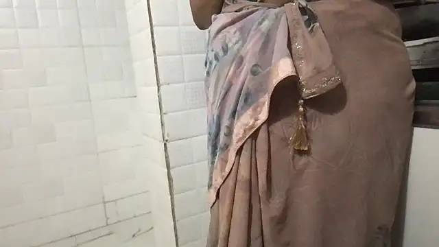 Snapshot of Riyasingh9 chatting on 17, 10, 2025 Riyasingh9 online show from 17, 10, 2025