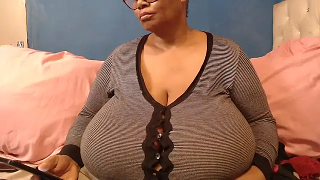 Snapshot of CUTEFIRMMELONSS chatting on 7, 10, 2025 CUTEFIRMMELONSS online show from 7, 10, 2025