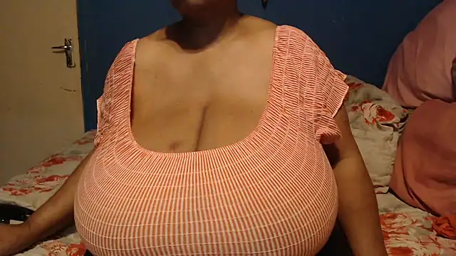 Snapshot of CUTEFIRMMELONSS chatting on 12, 10, 2025 CUTEFIRMMELONSS online show from 12, 10, 2025