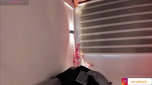 MERIDA TAYLOR online show from 17, 10, 2025