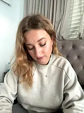 Snapshot of MileySummer chatting on 29, 11, 2025 MileySummer online show from 29, 11, 2025