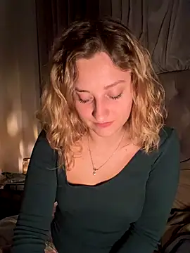 Snapshot of MileySummer chatting on 30, 11, 2025 MileySummer online show from 30, 11, 2025