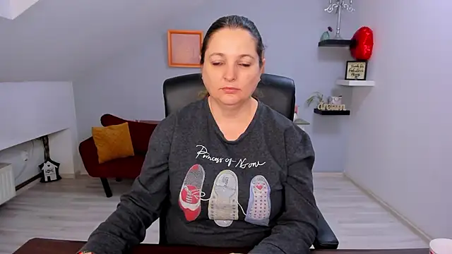 LollaGirl online show from 4, 3, 2026