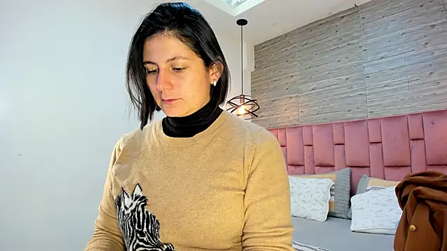 Snapshot of SarahDeyvis chatting on 17, 2, 2025 SarahDeyvis online show from 17, 2, 2025