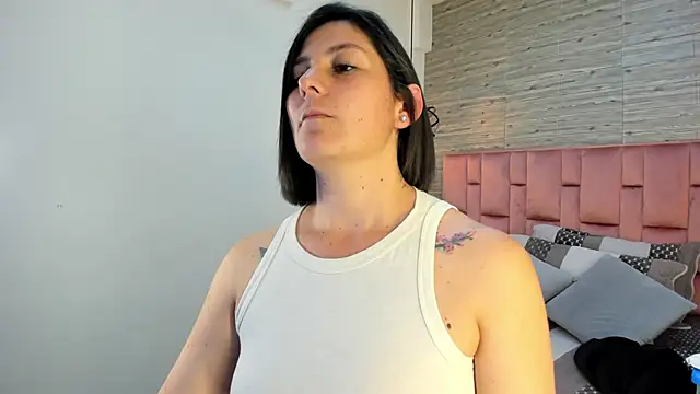 Snapshot of SarahDeyvis chatting on 8, 3, 2025 SarahDeyvis online show from 8, 3, 2025