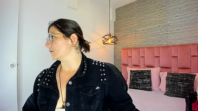 Snapshot of SarahDeyvis chatting on 8, 9, 2025 SarahDeyvis online show from 8, 9, 2025