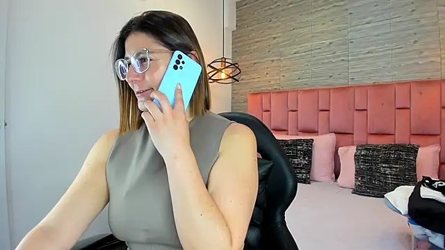 Snapshot of SarahDeyvis chatting on 10, 9, 2025 SarahDeyvis online show from 10, 9, 2025