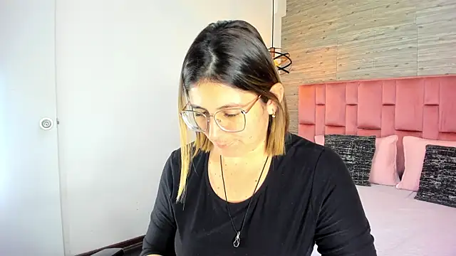 Snapshot of SarahDeyvis chatting on 18, 9, 2025 SarahDeyvis online show from 18, 9, 2025