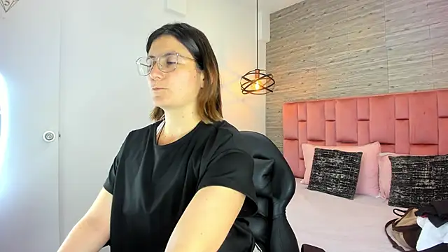 Snapshot of SarahDeyvis chatting on 28, 9, 2025 SarahDeyvis online show from 28, 9, 2025