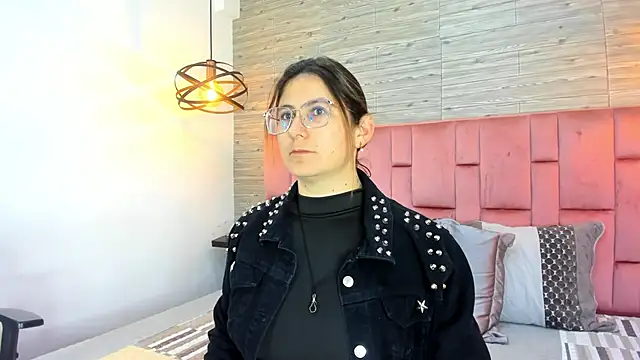 Snapshot of SarahDeyvis chatting on 8, 10, 2025 SarahDeyvis online show from 8, 10, 2025