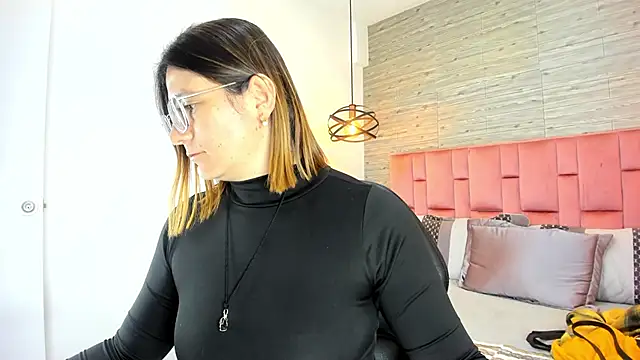 Snapshot of SarahDeyvis chatting on 17, 10, 2025 SarahDeyvis online show from 17, 10, 2025