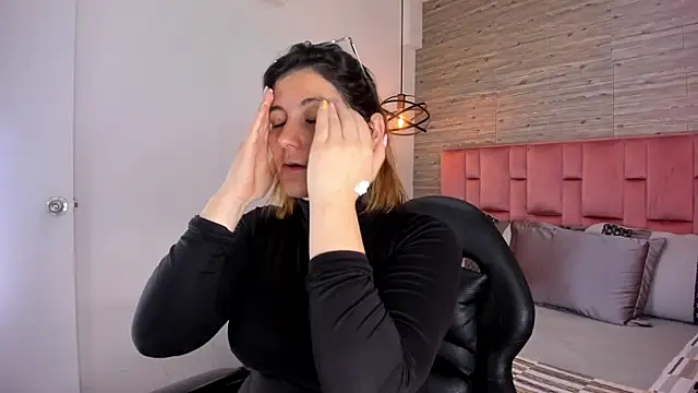 Snapshot of SarahDeyvis chatting on 18, 10, 2025 SarahDeyvis online show from 18, 10, 2025