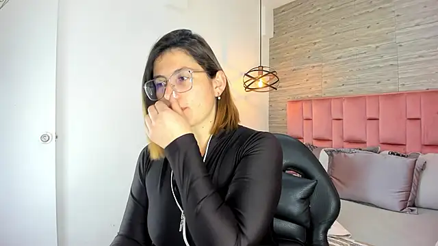 Snapshot of SarahDeyvis chatting on 21, 10, 2025 SarahDeyvis online show from 21, 10, 2025