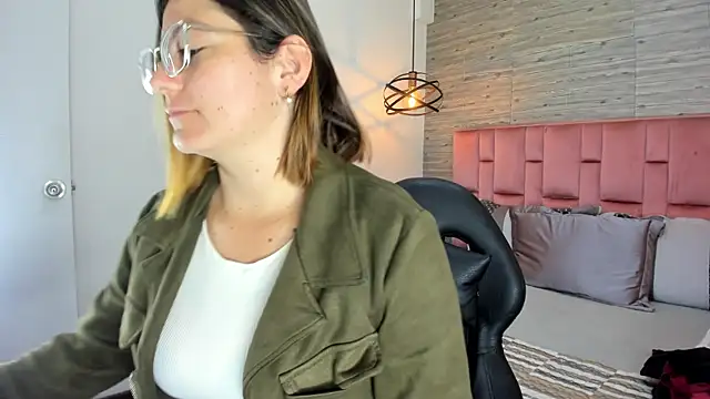 Snapshot of SarahDeyvis chatting on 22, 10, 2025 SarahDeyvis online show from 22, 10, 2025