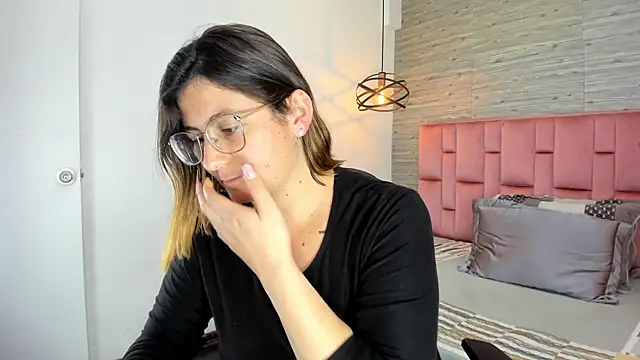 Snapshot of SarahDeyvis chatting on 23, 10, 2025 SarahDeyvis online show from 23, 10, 2025