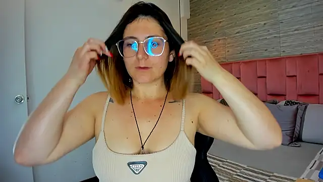 Snapshot of SarahDeyvis chatting on 28, 10, 2025 SarahDeyvis online show from 28, 10, 2025