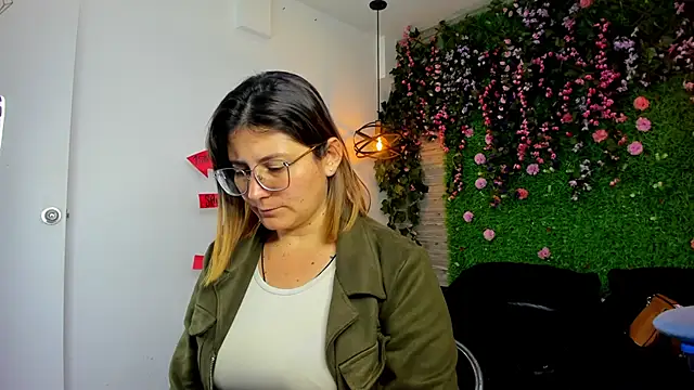 Snapshot of SarahDeyvis chatting on 3, 11, 2025 SarahDeyvis online show from 3, 11, 2025