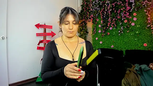 Snapshot of SarahDeyvis chatting on 4, 11, 2025 SarahDeyvis online show from 4, 11, 2025