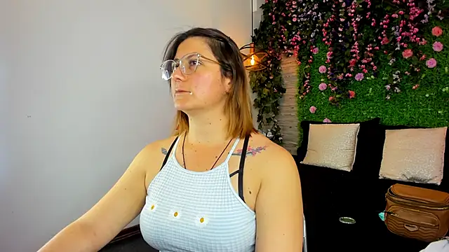 Snapshot of SarahDeyvis chatting on 8, 11, 2025 SarahDeyvis online show from 8, 11, 2025