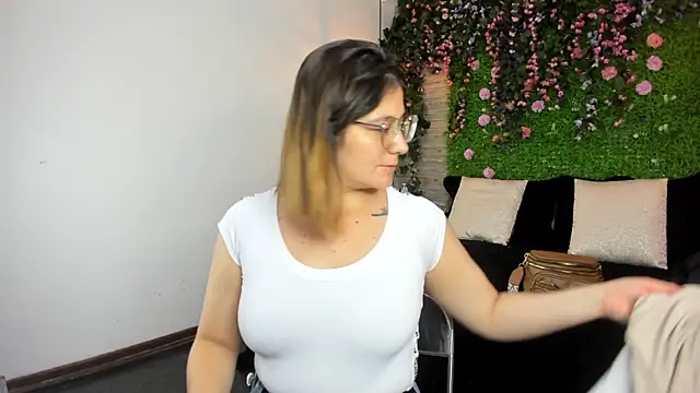 Snapshot of SarahDeyvis chatting on 11, 11, 2025 SarahDeyvis online show from 11, 11, 2025