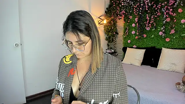 Snapshot of SarahDeyvis chatting on 21, 11, 2025 SarahDeyvis online show from 21, 11, 2025