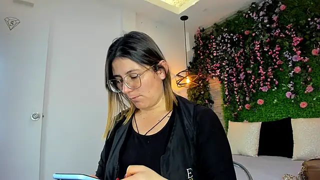 Snapshot of SarahDeyvis chatting on 25, 11, 2025 SarahDeyvis online show from 25, 11, 2025