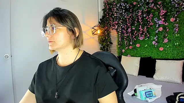 Snapshot of SarahDeyvis chatting on 27, 11, 2025 SarahDeyvis online show from 27, 11, 2025