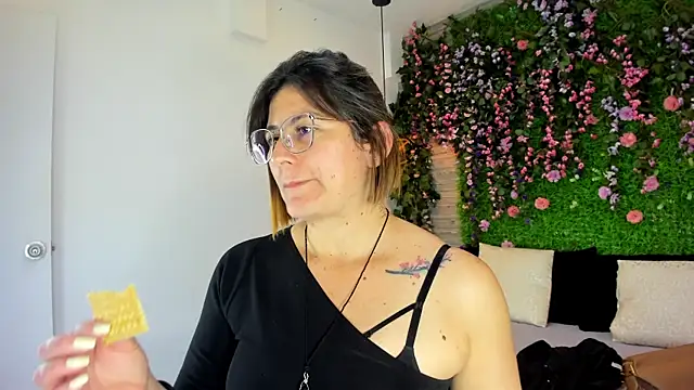 Snapshot of SarahDeyvis chatting on 28, 11, 2025 SarahDeyvis online show from 28, 11, 2025