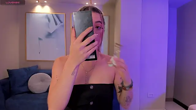 EveBensonX online show from 1, 3, 2025