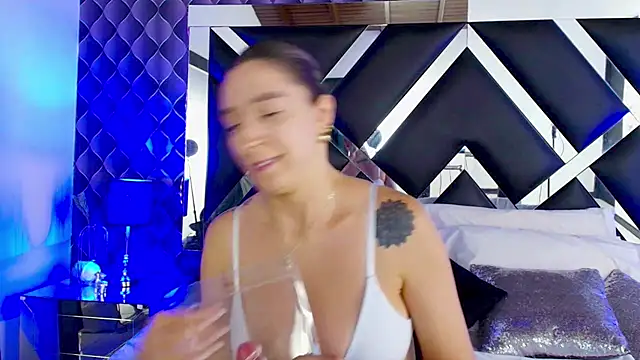 victoriaa lee  online show from 19, 3, 2025