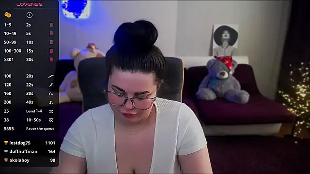 Emily Mo online show from 5, 1, 2025