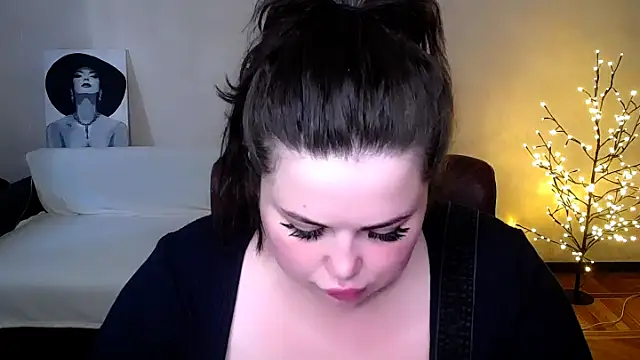 Snapshot of Emily_Mo chatting on 17, 6, 2026 Emily Mo online show from 17, 6, 2026