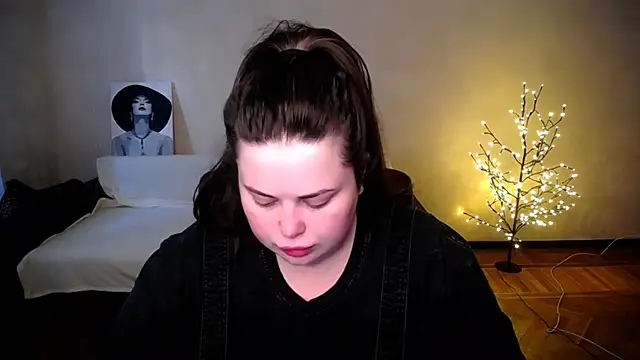Snapshot of Emily_Mo chatting on 21, 6, 2026 Emily Mo online show from 21, 6, 2026