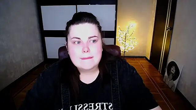 Snapshot of Emily_Mo chatting on 25, 7, 2026 Emily Mo online show from 25, 7, 2026