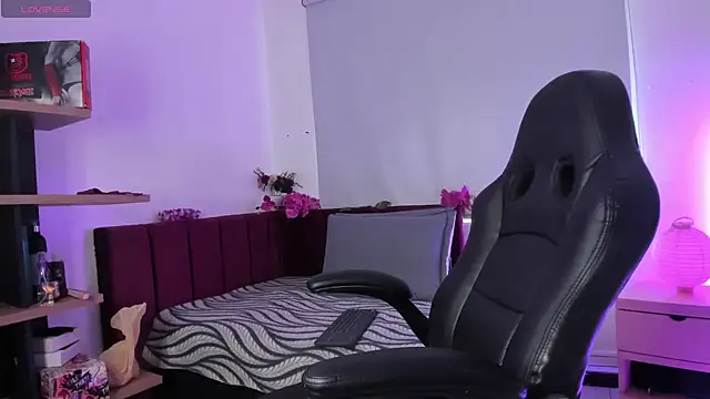 mia thompsonn  online show from 4, 2, 2025