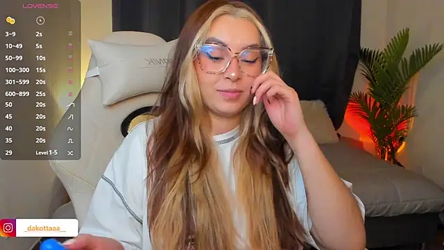 dakottaa  online show from 25, 4, 2026