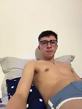 Snapshot of CamiRojas_boy chatting on 19, 12, 2025 CamiRojas boy online show from 19, 12, 2025