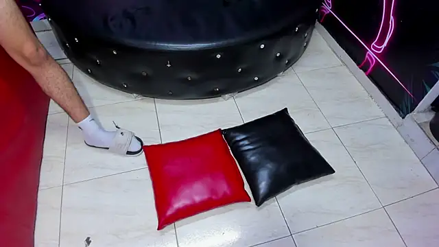 hot-threesome online show from 28, 4, 2026