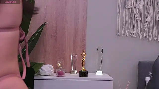 Molly Jons online show from 5, 10, 2025