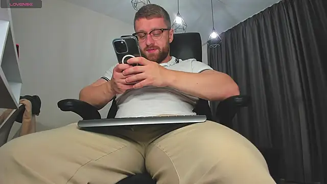 Snapshot of Findom_guy chatting on 23, 11, 2025 Findom guy online show from 23, 11, 2025